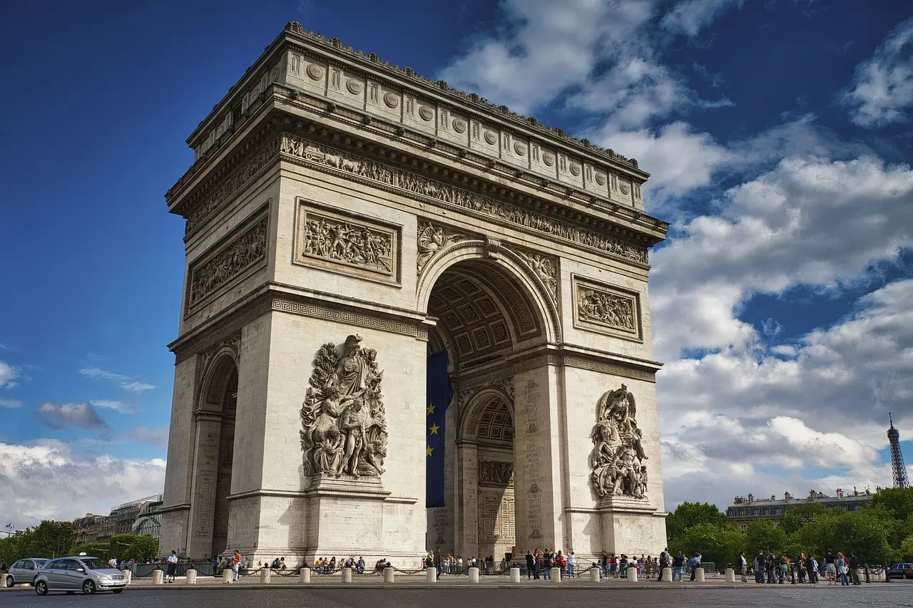 What is the history of Arc de Triomphe?