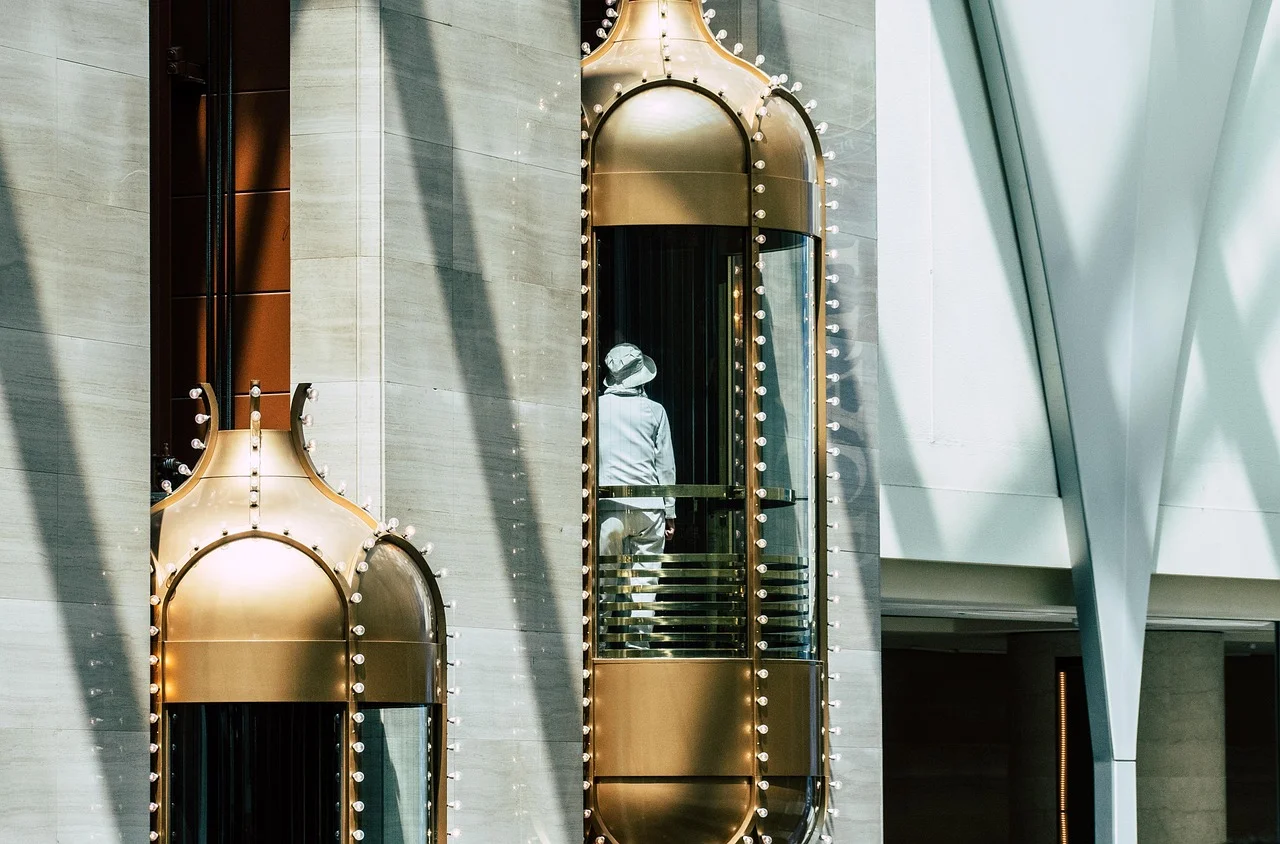 Why Can Elevator Mirrors Make Waiting Feel Shorter?